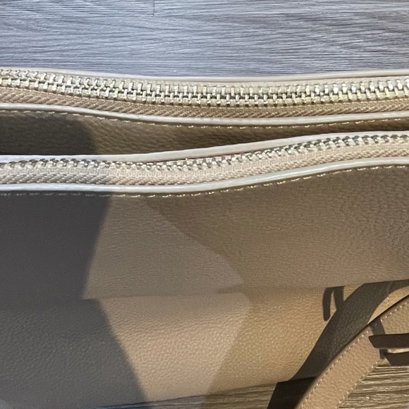 Nude Shoulder Bag Tote w Golden Zipper & Hardward - Picture 3 of 6